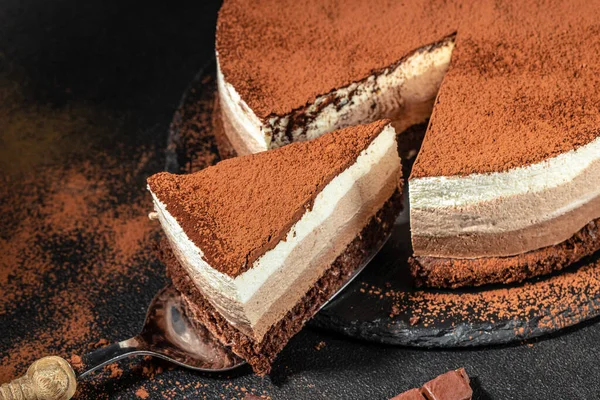 Pastel Chocolate Recién Hecho Sobre Fondo Oscuro Banner Menú Lugar —  Fotos de Stock