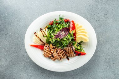 Biftek ve sebze salatası. Dengeli diyetler sağlıklı yiyecekler, pankart, menü, metin için tarif yeri, üst görünüm,