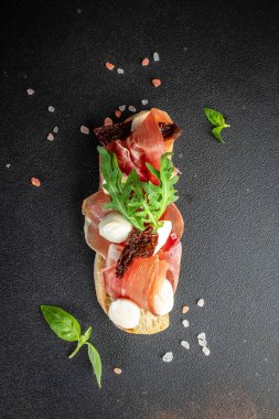 Serrano jambonlu Akdeniz bruschetta 'sı, dikey görüntü. Üst Manzara. metin için yer,