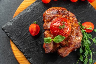 Lezzetli biftek, domatesli az pişmiş et, restoran menüsü, diyet, yemek tarifi üst görünümü.,