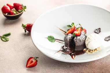 Çilekli çikolatalı lav keki. Sıvı dolgulu geleneksel Fransız çikolatalı keki.,