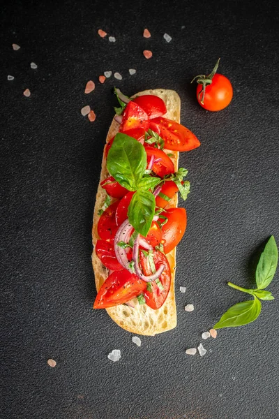 Kesme tahtasında domates ve fesleğen olsun. Geleneksel İtalyan aperatifi ya da aperatifi, dikey görüntü. Üst Manzara. metin için yer,