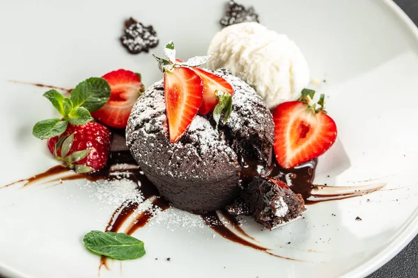 Taze çilekli çikolatalı lav keki, dondurma topu ve nane, yemek tarifi geçmişi. Kapat.,