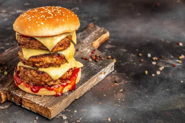 Üç kat lezzetli hamburger, fast food ve abur cubur konsepti.,