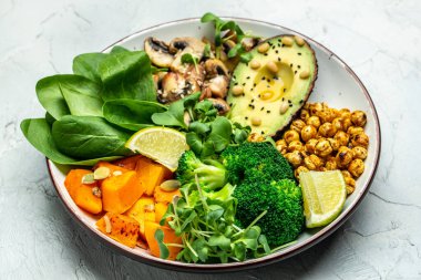 Buda kasesi, avokado, mantar, brokoli ıspanağı, nohut kabağı. Sağlıklı ve dengeli yiyecekler.