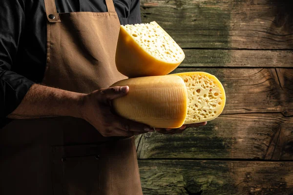 Cheesemaker Segurar Grande Fatia Queijo Maasdam Mão Queijo Com Grandes — Fotografia de Stock