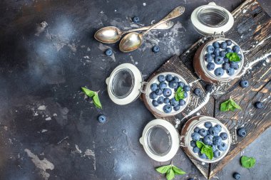 Lezzetli çikolatalı mus veya kremalı puding. Yaban mersinli çikolatalı panna cotta. Çikolatalı puding ve Yunan yoğurt parfe.