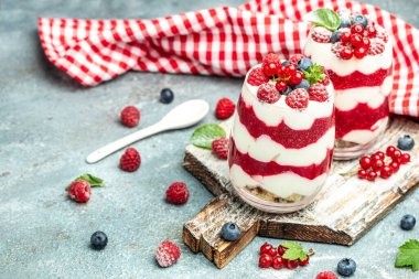 Kavanozda hafif arkaplanlı Cranachan ahududu tatlısı. Restoran menüsü, diyet, yemek kitabı tarifi üst görünümü.