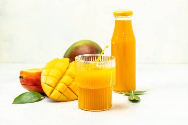 Hafif bir arka planda mango suyu ve taze meyveler. Uzun pankart biçimi.