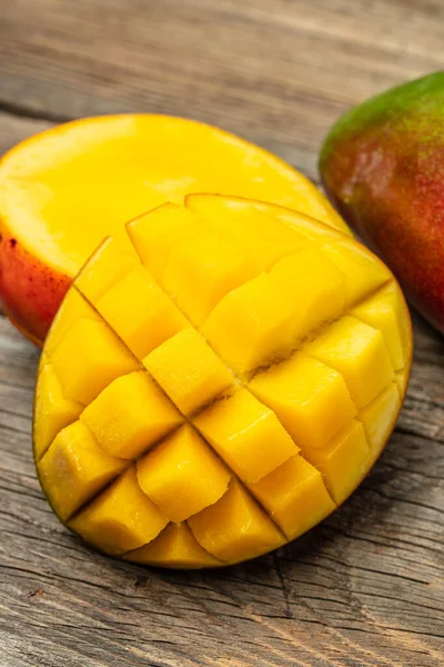 Een Mango Vers Tropisch Fruit Een Houten Ondergrond Plaats Voor — Stockfoto