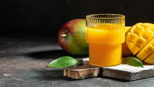 Mango Juice Fresh Tropical Fruit Dark Background Detox Healthy Superfoods — стоковое фото
