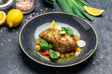 Biber soslu ve sebzeli fındıklı balık fileto, sağlıklı yağlar, kilo vermek için temiz yiyecekler, ketogenik diyet yiyecekler. Restoran menüsü, diyet, yemek kitabı tarifi üst görünümü,