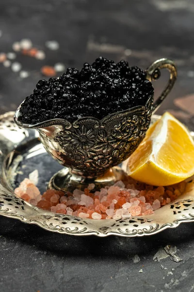 Delicioso Caviar Negro Esturión Una Bandeja Metal Delicatessen Comida Gourmet — Foto de Stock