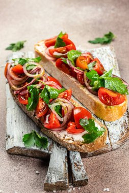 Domates ve peynir taze yapılmış bruschetta. İtalyan mezesi, sebzeli antipasti. afiş, menü, metin için tarif yeri, üst görünüm.