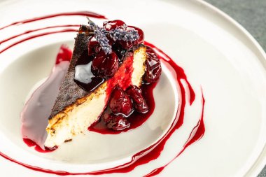 Kırmızı böğürtlenli, reçelli ve yemek tarifli lezzetli bir cheesecake. Kapat.,