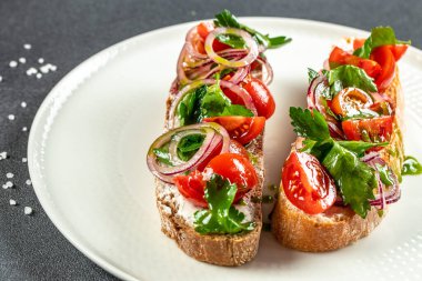 Geleneksel İtalyan bruschetta peyniri, domates ve fesleğen, yazı için yer, üst manzara,