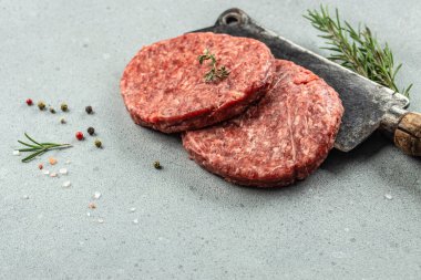 Ahşap bir tahtanın üzerinde çiğ et köftesi, yemek tarifi geçmişi. Kapat.,