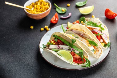 Meksika usulü ızgara tavuk, avokado, taze domates, sebzeli limonlu taco, mısır, burrito veya taco. metin için yer, üst görünüm.