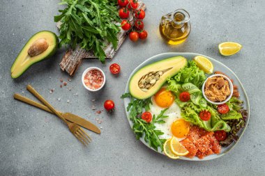 Sağlıklı beslenen sebze salatası, avokado, balık, yumurta, fıstık ezmesi. Düşük karbonhidrat keto ketojenik diyet,