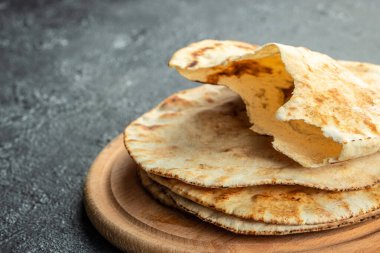 Taze pita ekmeği. Geleneksel Arap mutfağı. Yemek tarifi geçmişi. Kapat..
