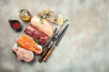 Çiğ et, biftek, domuz eti, arka planda tavuk. metin için yer, üst görünüm.