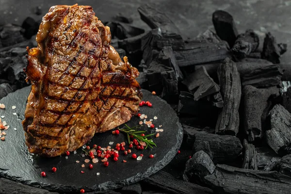 Biftek Izgara Biftek Baharat Otlarla Birlikte Restoran Menüsü Yemek Kitabı — Stok fotoğraf