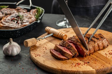 Siyah arka planda şarap kadehli biftek. Restoran menüsü, diyet, yemek kitabı tarifi üst görünümü.