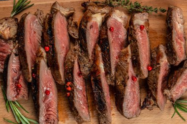 Baharatlı ızgara biftek. metin için yer, üst görünüm,