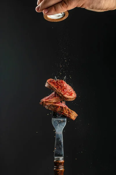 Steak Daging Dan Menambahkan Bumbu Steak Sapi Prime Black Angus — Stok Foto