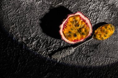 Mor çarkıfelek meyvesi, koyu arka planda ikiye bölünmüş, uzun pankart formatında. en üstteki görünüm.