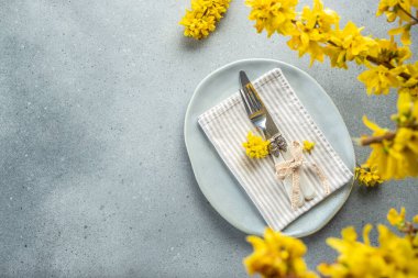 Yemek masası dekoru. Sarı çiçekler ilkbahar, Summer. Beyaz çiçekli bahar tablosu ayarı, metin için yer, üst görünüm.