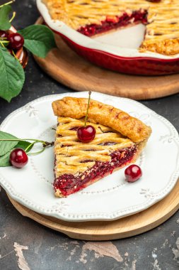 vişneli turta, Flaky Crust, tabakta bir parça ve tüm ev yapımı vişneli turta, yazı için yer, üst görünüm,