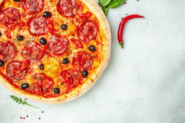 Baharatlı biberli pizza, domates sosu, biber, arka planda İtalyan pizzası. Restoran menüsü, diyet, yemek kitabı tarifi üst görünümü.