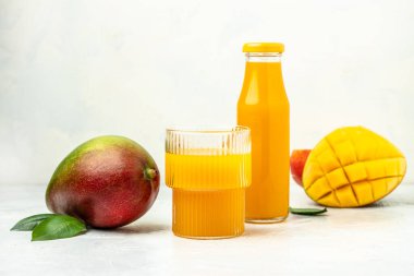Lezzetli bir mango içeceği ve arka planda taze meyveler. Uzun pankart biçimi.