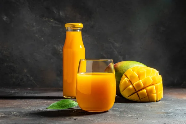 Mango Juice Fresh Tropical Fruit Dark Background Detox Healthy Superfoods — Fotografia de Stock