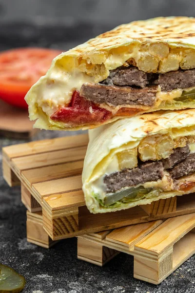 Shawarma Sandwich Gyro Fresh Roll Lavash Juicy Cutlet Vegetables Vertical — Stockfoto
