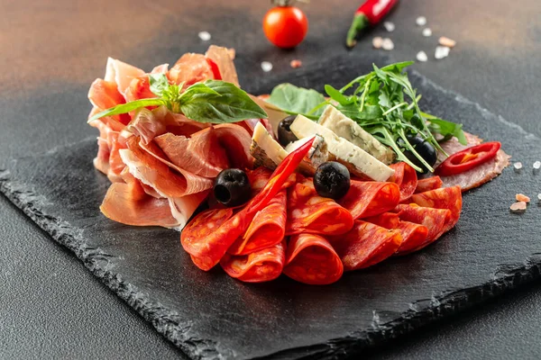 Mezeler geleneksel İspanyol mezeleri, salam ve keçi peyniri..