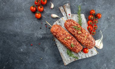 Şişte çiğ lula kebabı. Türk ve Arap Geleneksel Ramazan kebabı, yazı yeri, üst görünüm.