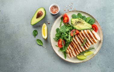 Kızarmış tavuk fileto, yeşil marul, roka, domates. Ketogenik diyet. Düşük karbonhidratlı yüksek yağlı kahvaltı. Sağlıklı gıda konsepti. metin için yer, üst görünüm.