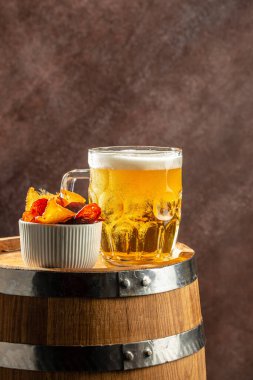 Kurutulmuş balık atıştırmalığıyla birlikte cam bira. Bira fabrikası konsepti. Kurutulmuş bira için atıştırmalık. Bira arkaplanı.