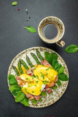 Pastırmalı kuşkonmaz, haşlanmış yumurta ve Hollandaise sosisi. Yemek tarifi geçmişi. Kapat.