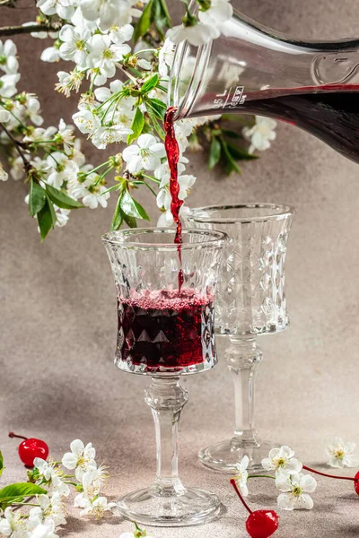 Vin Cerise Douce Avec Des Baies Fraîches Des Fleurs Concept — Photo