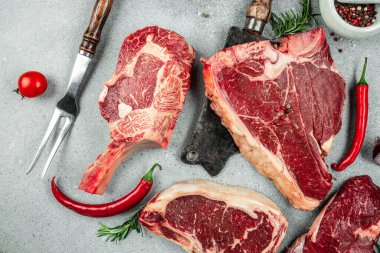 Hafif arka planda taze Black Angus Prime çiğ bifteği çeşitleri. afiş, menü, metin için tarif yeri, üst görünüm,