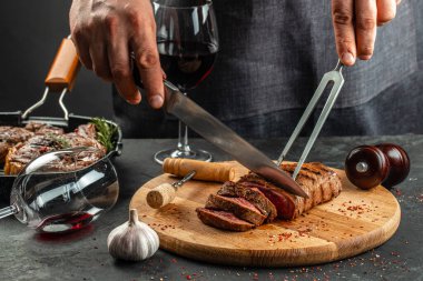 Biftek ve kırmızı şarap. Ahşap kesme tahtasında ızgara et. afiş, menü, metin için tarif yeri, üst görünüm.