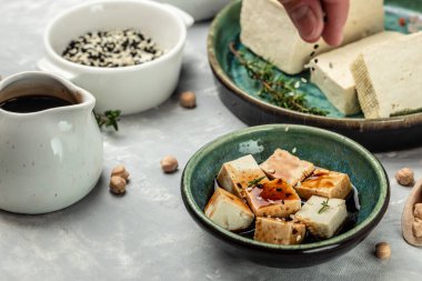 Susamlı ve baharatlı tofu. Mutfak vejetaryeni ve vejetaryen yemek, pankart, menü, metin için tarif yeri, üst görünüm.