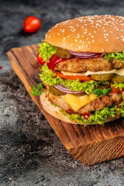 Tahtaya çift pirzola ve sığır eti. Fast food ve abur cubur kavramı.