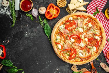 Jambonlu pizza, mantar, salatalık ve peynir turşusu, fast food öğle yemeği, üst manzara.,