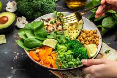 Buda kasesi, avokado, mantar, brokoli ıspanağı, nohut kabağı. Sağlıklı ve dengeli yiyecekler.