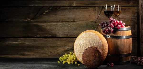 Verre Vin Rouge Fromages Raisins Sur Fond Bois Une Tête — Photo