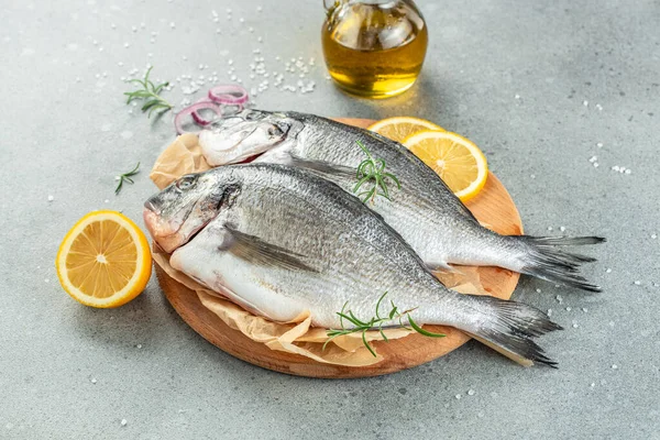 Pescado Dorado Fresco Con Ingredientes Para Cocinar Concepto Alimentación Saludable — Foto de Stock